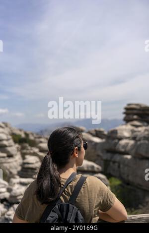Femme regardant des formations rocheuses calcaires dans la réserve naturelle El Torcal de Antequera, en Espagne Banque D'Images