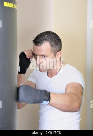 Boxeurs entraînés sur un sac de punching Banque D'Images