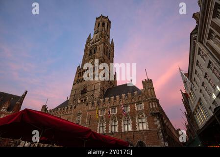 Le beffroi de Bruges vu de la place du marché au crépuscule - Belgique Banque D'Images