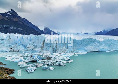 Vue sur le glacier Perito Moreno avec iceberg flottant dans l'Argentine Lake dans le Parc National Los Glaciares Argentine Patagonia Banque D'Images