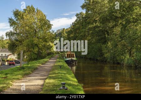 Talybont on Usk, Powys, pays de Galles, Royaume-Uni, octobre 05, 2017 : un bateau étroit sur le Monmouthshire Brecon canal Banque D'Images