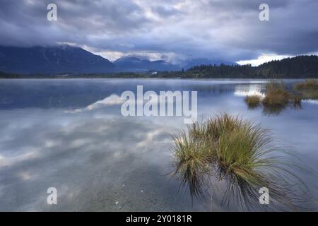 Crépuscule nuageux sur le lac Barmsee avec vue sur les montagnes Karwendel, Bavière, Allemagne, Europe Banque D'Images