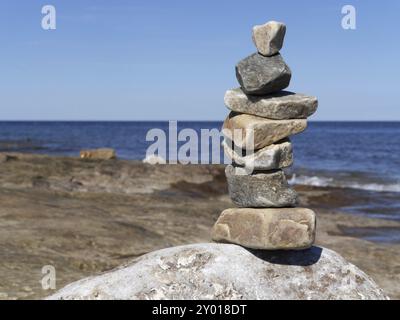 Cairns sur la plage de Simrishamn, Suède, Europe Banque D'Images