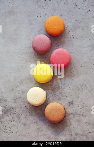 Pile de macarons français colorés sur un fond rustique foncé, selective focus Banque D'Images