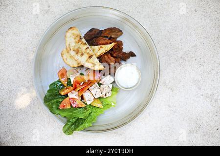 Avec salade de roastbeef, tofu, tomates, salade et légumes Banque D'Images