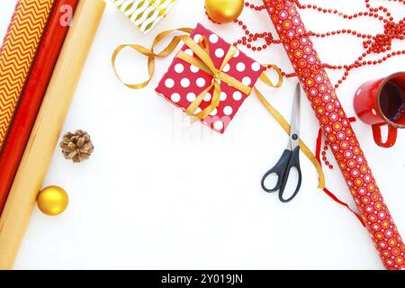 Fond de Noël avec des décorations et des coffrets cadeaux sur tableau blanc Banque D'Images