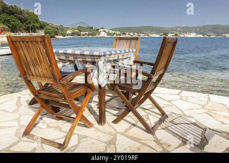 Coin salon au bord de la mer Méditerranée, Grèce, Europe Banque D'Images