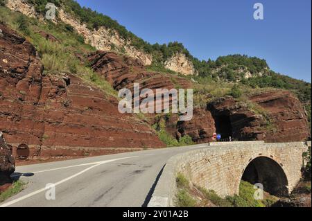 La gorge de Daluis, avec ses rochers rouges en France Banque D'Images