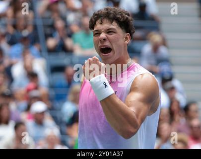 New York, Etats-Unis. 30 août 2024. Ben Shelton des États-Unis au cours du jour 5 de l'US Open 2024, tournoi de tennis Grand Chelem le 30 août 2024 au USTA Billie Jean King National Tennis Center dans le Queens, New York, États-Unis - photo Jean Catuffe/DPPI crédit : DPPI Media/Alamy Live News Banque D'Images