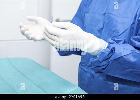 COVID-19. Le docteur met des gants de protection. EQUIPEMENT de protection individuelle dans la lutte contre la maladie à coronavirus Banque D'Images