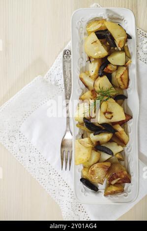 La salade de pommes de terre aux olives, l'oignon, l'aneth et l'huile d'olive. Selective focus Banque D'Images