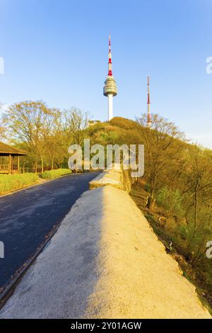 L'ancien mur de la ville mène à pic de la montagne Namsan et la Tour de Séoul YTN sur un ciel bleu clair, soir en Corée du Sud Banque D'Images