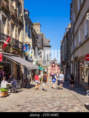 Dinan, France - 19 juillet 2024 : rue de Dinan, une ville médiévale pittoresque située dans la région de Bretagne dans le nord-ouest de la France. Banque D'Images