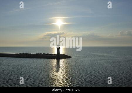 Hafeneinfahrt mit mole und Lighthouse der Stadt Sassnitz auf der Insel Ruegen, entrée du port avec quai du phare et la ville de Sassnitz sur Ruegen I. Banque D'Images