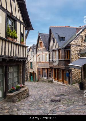 La rue du Jerzual à Dinan est une rue charmante et pittoresque connue pour son architecture médiévale et son atmosphère artistique vibrante. Banque D'Images