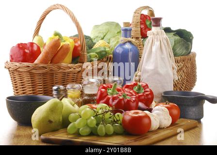 La composition avec des légumes crus et panier en osier Banque D'Images