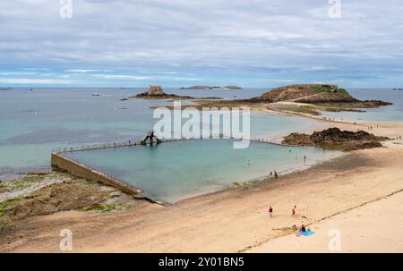 Saint Malo, France - 20 juillet 2024 : paysage de Saint Malo et piscine de plage Banque D'Images