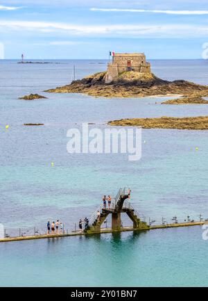 Saint Malo, France - 20 juillet 2024 : forteresse de Saint Malo et piscine de plage Banque D'Images