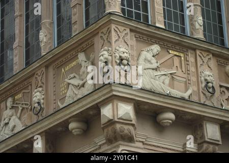 Les reliefs font appel à l'éducation du spectateur, montrant des allégories des sept arts libéraux : grammaire, dialectique, rhétorique, musique, arithmétique, géométrie Banque D'Images