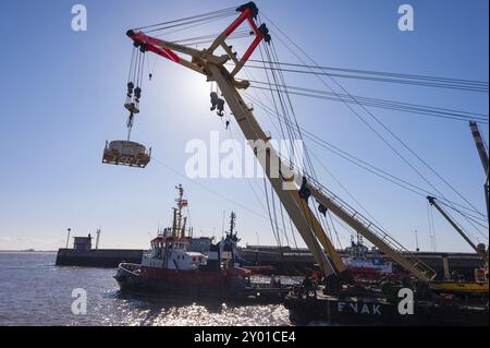 Grue flottante ENAK avec charge. Grue flottante Enak en action Banque D'Images