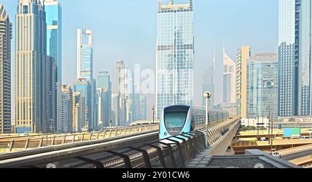 Métro et gratte-ciel. Métro de Dubaï dans une journée d'été, Émirats arabes Unis, Asie Banque D'Images