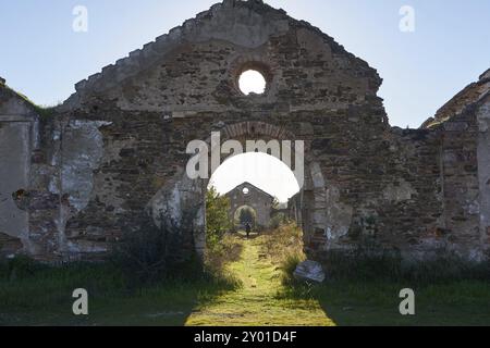 Femme fille abandonnée ruine bâtiments de mine paysage rouge à Mina de Sao Domingos, Portugal, Europe Banque D'Images