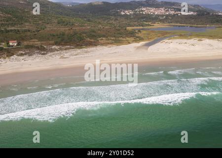 Vue aérienne en haut de drone au-dessus de surfer sur le paradis turquoise eau de mer écrasant des vagues, en Espagne Banque D'Images