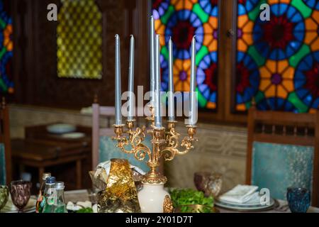 C andles à l'événement, occasion, mariage. Trois bougies blanches sur la table. porte-bougie à trois bras, deux candélabres au sommet, sur le dessus des meubles, ta Banque D'Images