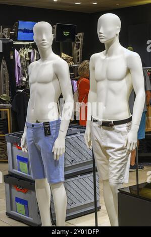 Deux mannequins de mode masculins blancs avec des shorts dans une boutique de mode, Allgaeu, Bavière, Allemagne, Europe Banque D'Images