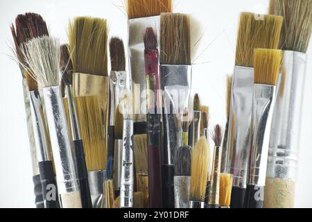 Assortiment de différents types et tailles de pinceaux isolés sur fond blanc Banque D'Images