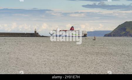 Goodwick, pays de Galles, Royaume-Uni, 20 mai 2017 : ferry de la ligne Stena quittant la baie de Fishguard en route pour Rosslare en Irlande Banque D'Images