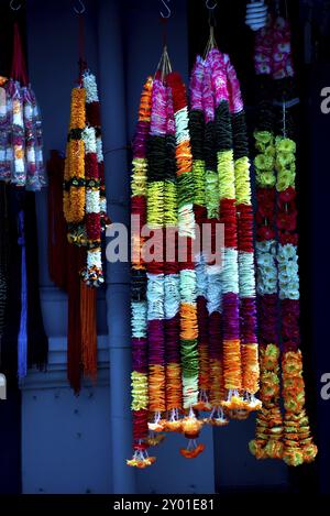 Guirlande de fleurs traditionnelle comme élément clé pour les cérémonies hindoues et musulmanes Banque D'Images