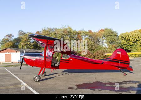 Bremgarten, Allemagne, 22 octobre 2016 : un avion Cessna 170 rouge classique stationné à l'aéroport, en Europe Banque D'Images