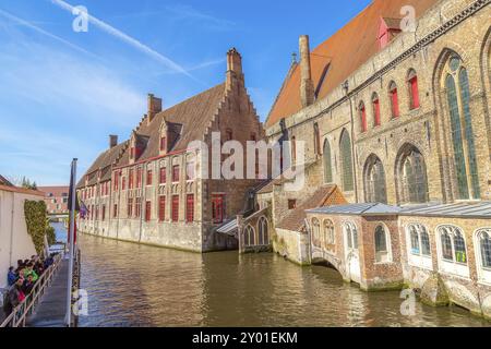 Bruges, Belgique, 10 avril 2016 : Hôpital de Sint-Janshospitaal et canal dans la vieille ville de Bruges, Europe Banque D'Images