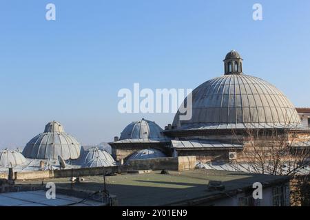 Dômes historiques sous ciel bleu clair à ıstanbul, turquie Banque D'Images