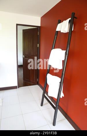 White towels hanging sur échelle en bois rustique. Wall background with copy space Banque D'Images