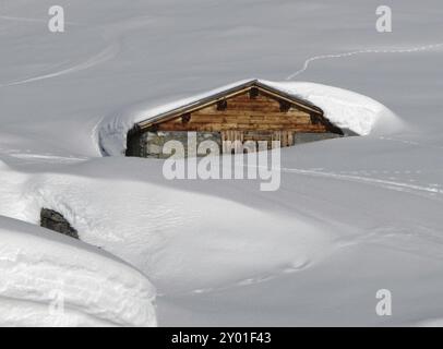 Cabane en bois, couverte par beaucoup de neige, Alpes suisses Banque D'Images