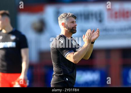 Dens Park, Dundee, Royaume-Uni. 31 août 2024. Scottish Premiership Football, Dundee contre St Mirren ; Stephen Robinson, manager de St Mirren, applaudit les fans à la fin du match Credit : action plus Sports/Alamy Live News Banque D'Images