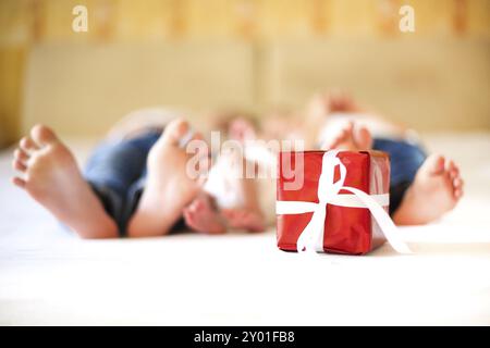 La famille doux au lit. Trois sœurs, Close up sur boîte-cadeau. Maison de vacances et de bonheur concept Banque D'Images