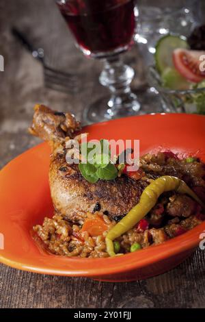 Cuisse de poulet grillée sur riz avec piment Banque D'Images