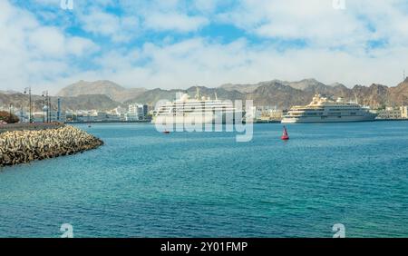 Panorama de la promenade de Mutrah avec des montagnes et des paquebots de croisière touristiques ancrés dans le port de Muscat, sultanat Oman Banque D'Images