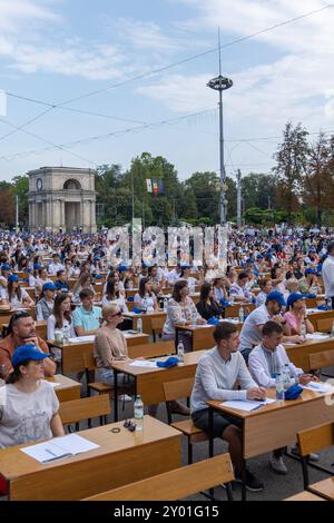 Chisinau, Republik Moldau 31. Août 2024 : Unsere Sprache - Tag der Rumänischen Sprache - 2024 Im Bild : grosses National diktat der Republik Moldau, Piata Marii Adunari nationale Chisinau *** Chisinau, République de Moldova 31 août 2024 notre langue Journée de la langue roumaine 2024 dans l'image Grand dictate National de la République de Moldova, Piata Marii Adunari National Chisinau Copyright : xFotostandx/xNiewelerx Banque D'Images