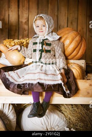 Style vintage photo de little smiling girl in farm Banque D'Images