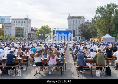 Chisinau, Republik Moldau 31. Août 2024 : Unsere Sprache - Tag der Rumänischen Sprache - 2024 Im Bild : grosses National diktat der Republik Moldau, Piata Marii Adunari nationale Chisinau *** Chisinau, République de Moldova 31 août 2024 notre langue Journée de la langue roumaine 2024 dans l'image Grand dictate National de la République de Moldova, Piata Marii Adunari National Chisinau Copyright : xFotostandx/xNiewelerx Banque D'Images