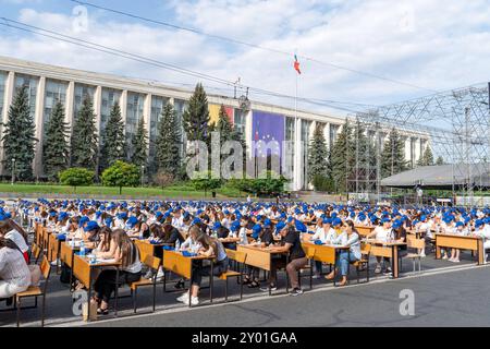 Chisinau, Republik Moldau 31. Août 2024 : Unsere Sprache - Tag der Rumänischen Sprache - 2024 Im Bild : grosses National diktat der Republik Moldau, Piata Marii Adunari nationale Chisinau *** Chisinau, République de Moldova 31 août 2024 notre langue Journée de la langue roumaine 2024 dans l'image Grand dictate National de la République de Moldova, Piata Marii Adunari National Chisinau Copyright : xFotostandx/xNiewelerx Banque D'Images