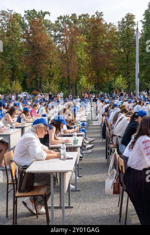 Chisinau, Republik Moldau 31. Août 2024 : Unsere Sprache - Tag der Rumänischen Sprache - 2024 Im Bild : grosses National diktat der Republik Moldau, Piata Marii Adunari nationale Chisinau *** Chisinau, République de Moldova 31 août 2024 notre langue Journée de la langue roumaine 2024 dans l'image Grand dictate National de la République de Moldova, Piata Marii Adunari National Chisinau Copyright : xFotostandx/xNiewelerx Banque D'Images