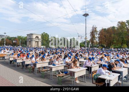 Chisinau, Republik Moldau 31. Août 2024 : Unsere Sprache - Tag der Rumänischen Sprache - 2024 Im Bild : grosses National diktat der Republik Moldau, Piata Marii Adunari nationale Chisinau *** Chisinau, République de Moldova 31 août 2024 notre langue Journée de la langue roumaine 2024 dans l'image Grand dictate National de la République de Moldova, Piata Marii Adunari National Chisinau Copyright : xFotostandx/xNiewelerx Banque D'Images