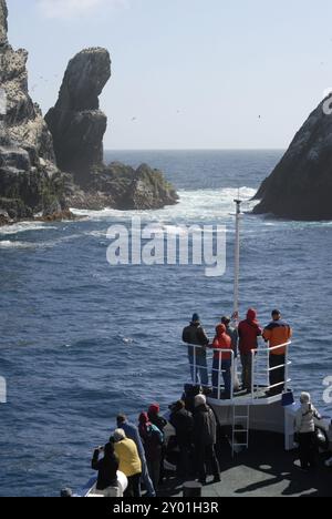 Navire de l'expédition m/v Plancius au Shag Rocks, à l'ouest de la Géorgie du Sud avec les touristes de prendre des photos sur l'arc Banque D'Images