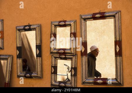 Marrakech, Maroc, 27 mars 2018 : reflet miroir d'un homme marchant dans une ruelle étroite du marché du souk de la médina, Afrique Banque D'Images