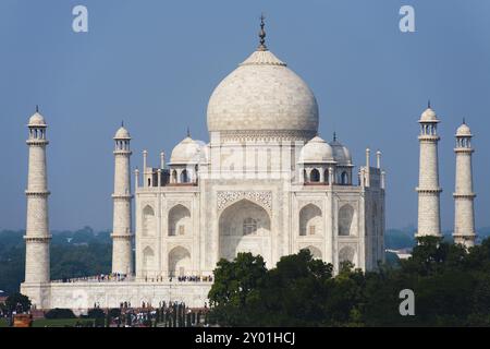 Le marbre blanc du Taj Mahal est vu de loin et brille brillamment pendant la journée Banque D'Images